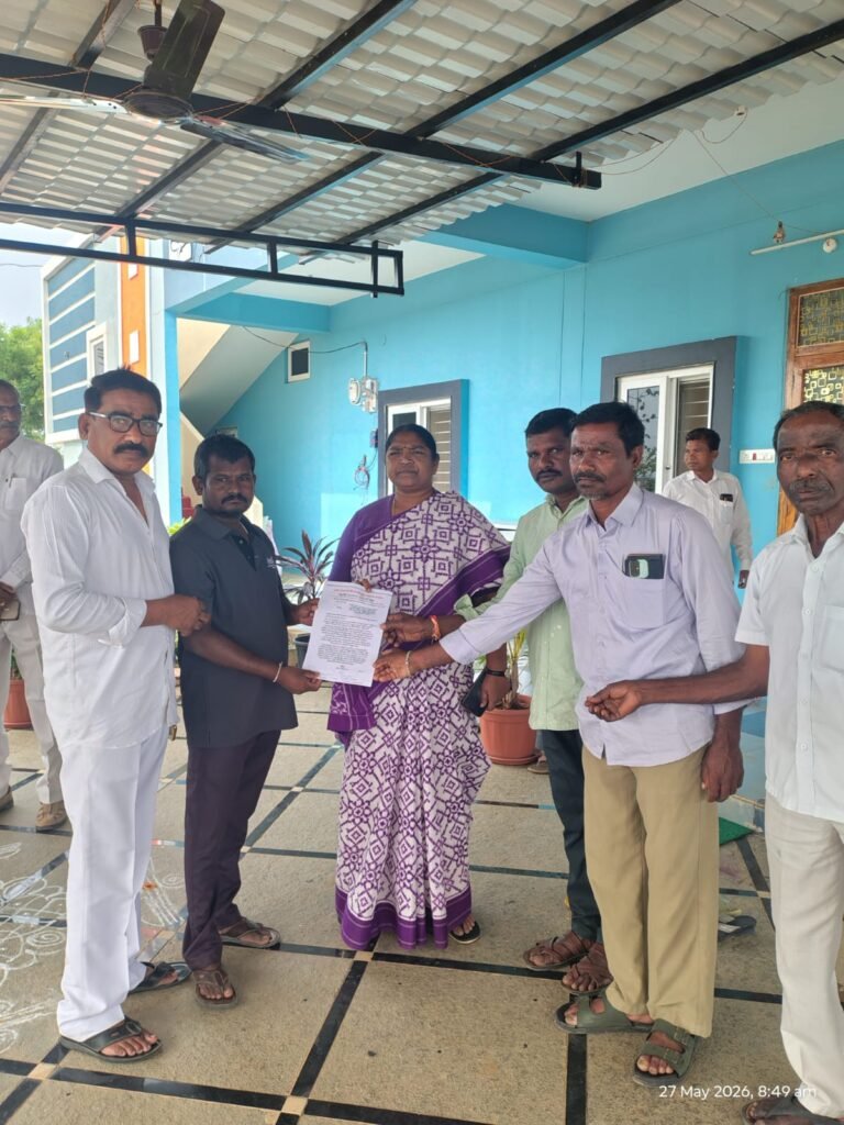 గ్రామపంచాయతీ పారిశుద్ధ్య సిబ్బందిని కార్మికులుగా గుర్తించి, కనీస వేతనాలు ఇవ్వాలి