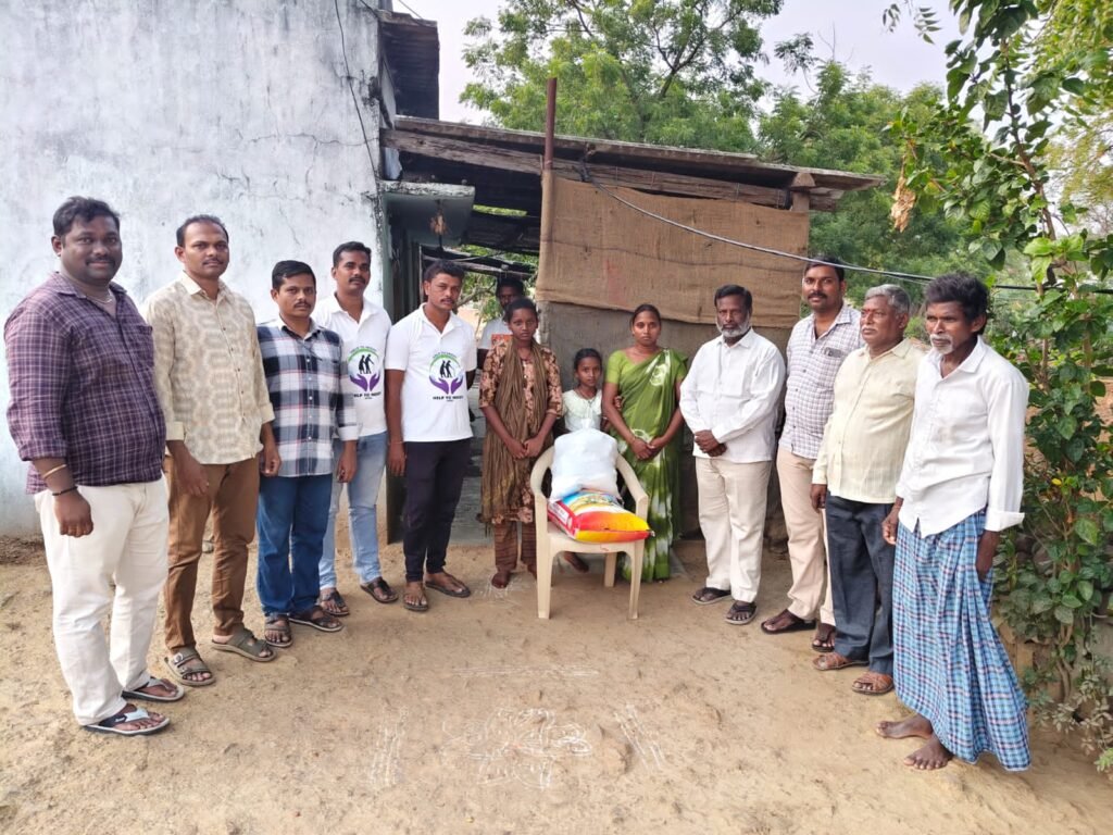గాంధీనగర్‌లో నిరుపేదలకు నిత్యావసర సరుకుల పంపిణీ