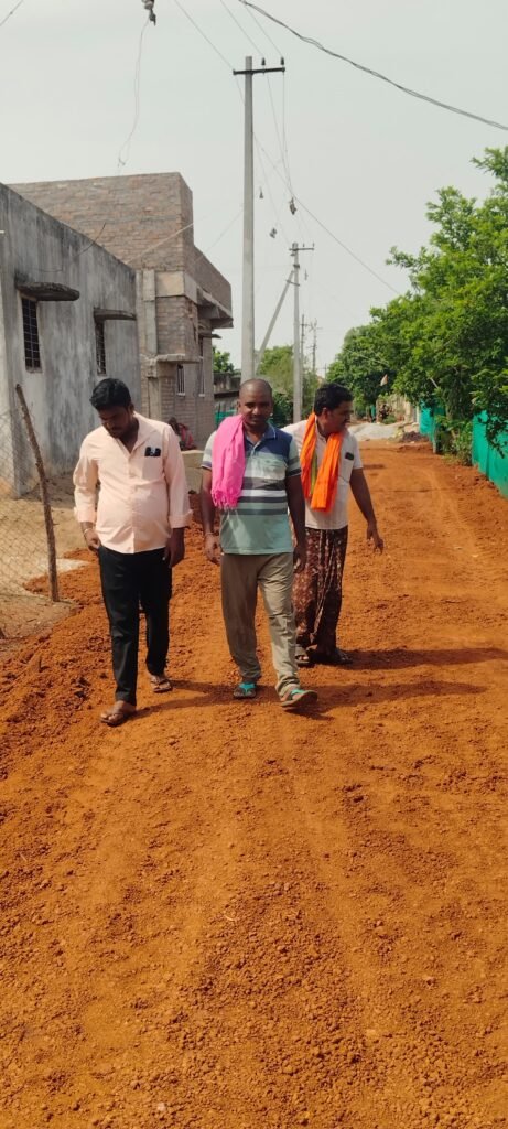 మూడు చెక్కలపల్లిలో అంతర్గత మట్టి రోడ్ల నిర్మాణం: వర్షాకాలం ముందస్తు చర్యలు 
