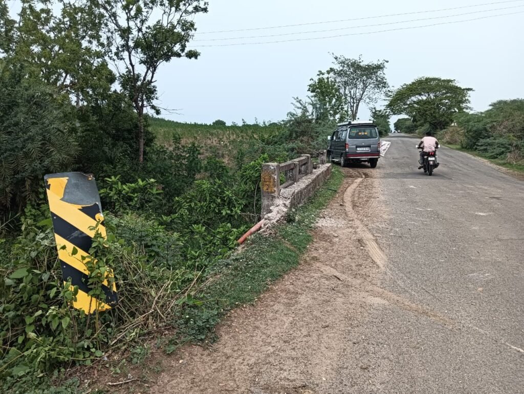 కల్వర్టును ఢీకొట్టిన మినీ వ్యాన్..