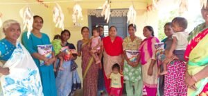 *అంగన్వాడి కేంద్రంలో పౌష్టిక ఆహారం పంపిణీ.. ప్రారంభించిన సర్పంచ్ కొలిశేట్టి రాంబాయమ్మ*
*కోదాడ, పీపుల్స్ డైరీ:* మండలంలోని తాడ్వాయి గ్రామ అంగన్వాడి కేంద్రంలో గర్భిణులు, బాలింతలు మరియు చిన్నారులకు ప్రభుత్వం తెలంగాణ మహిళాభివృద్ధి, శిశు సంక్షేమ శాఖ ద్వారా అందిస్తున్న ఏడు నెలలు నుండి మూడు సంవత్సరాలు వరకు పౌష్టిక ఆహార పంపిణీ కార్యక్రమం ఘనంగా నిర్వహించారు. ఈ కార్యక్రమానికి తాడ్వాయి గ్రామ సర్పంచ్ కొలిశేట్టి రాంబాయమ్మ, బుచ్చిపాపయ్య ముఖ్య అతిథిగా హాజరై, లబ్ధిదారులకు బాలామృతం, పాలు, గుడ్లు తదితర పౌష్టిక ఆహార పదార్థాలను పంపిణీ చేశారు. ఈ సందర్భంగా సర్పంచ్ కొలిశేట్టి రాంబాయమ్మ, బుచ్చిపాపయ్య మాట్లాడుతూ.. గర్భిణులు, బాలింతలు తమ ఆరోగ్యం పట్ల ప్రత్యేక శ్రద్ధ వహించాలని సూచించారు. అంగన్వాడి కేంద్రాల ద్వారా ప్రభుత్వం అందజేస్తున్న సంపూర్ణ పౌష్టిక ఆహారాన్ని ప్రతి ఒక్కరూ సక్రమంగా వినియోగించుకోవాలని కోరారు. తద్వారా మహిళల్లో, చిన్నారుల్లో రక్తహీనత, పోషకాహార లోపాలు వంటి సమస్యలను అధిగమించవచ్చని, తల్లీ బిడ్డలు క్షేమంగా ఉంటారని పేర్కొన్నారు.చిన్నారులకు చిన్నతనం నుంచే పౌష్టికాహారం అందించడం వల్ల వారి శారీరక, మానసిక ఎదుగుదల బాగుంటుందని తెలిపారు. ఈ సేవలను గ్రామ లబ్ధిదారులందరూ సద్వినియోగం చేసుకోవాలని ఆమె పిలుపునిచ్చారు. ఈ కార్యక్రమంలో అంగన్వాడి కేంద్రం టీచర్లు, ఆయా, ఆశా వర్కర్లు, వార్డు సభ్యులు, తదితరులు పాల్గొన్నారు.