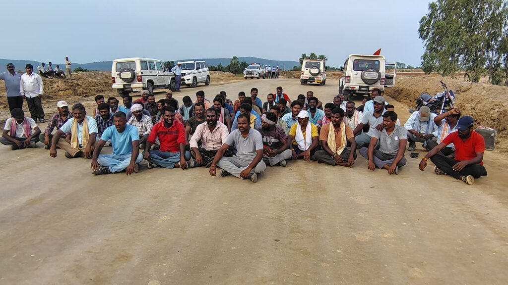 కార్మికులుండగానే బాంబ్ బ్లాస్టింగ్..!