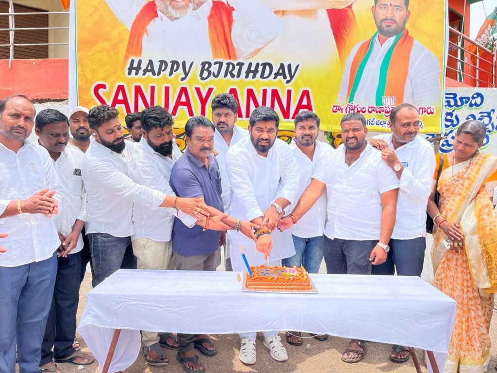 నర్సంపేటలో ఘనంగా బండి సంజయ్ జన్మదిన వేడుకలు: