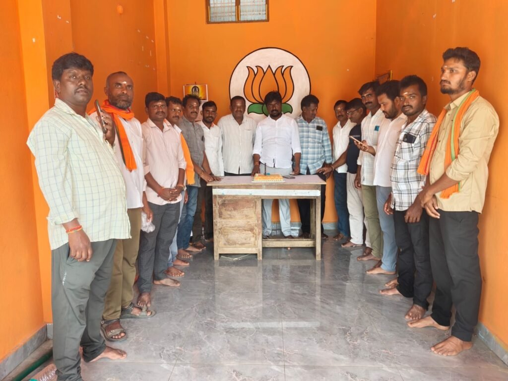 నల్లబెల్లిలో ఘనంగా కేంద్ర మంత్రి బండి సంజయ్ కుమార్ జన్మదిన వేడుకలు! 🎂🧡