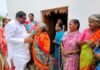 అలంకానిపేటలో ఆత్మీయ దృశ్యం: అవ్వల ముచ్చట్లు.. ఎమ్మెల్యే మురిపెాలు