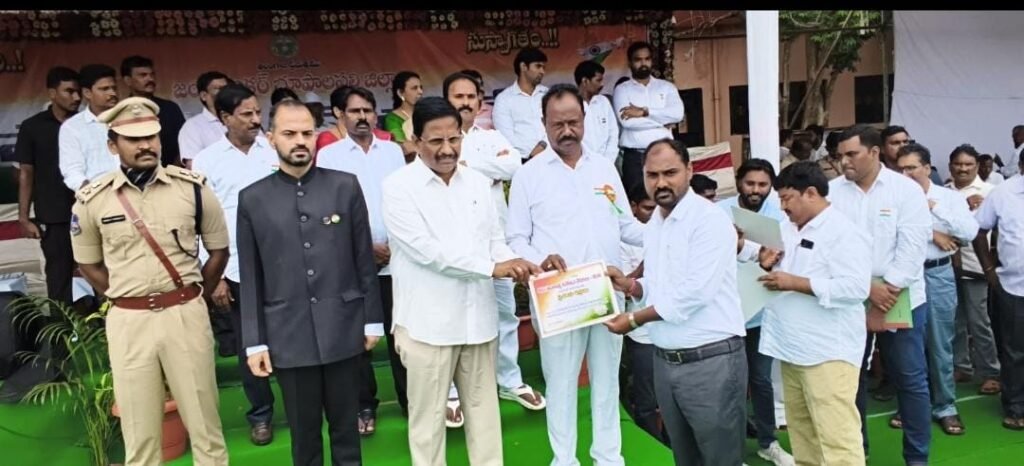 ప్రజాసేవకు పురస్కారం.. రేగొండ ఆర్‌ఐ వెంకటేశ్‌కు ఉత్తమ ఉద్యోగి అవార్డు.