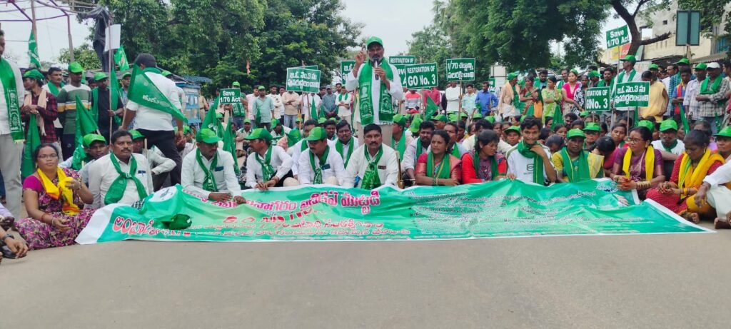 ఐటిడిఏను ముట్టడించిన ఆదివాసీలు.