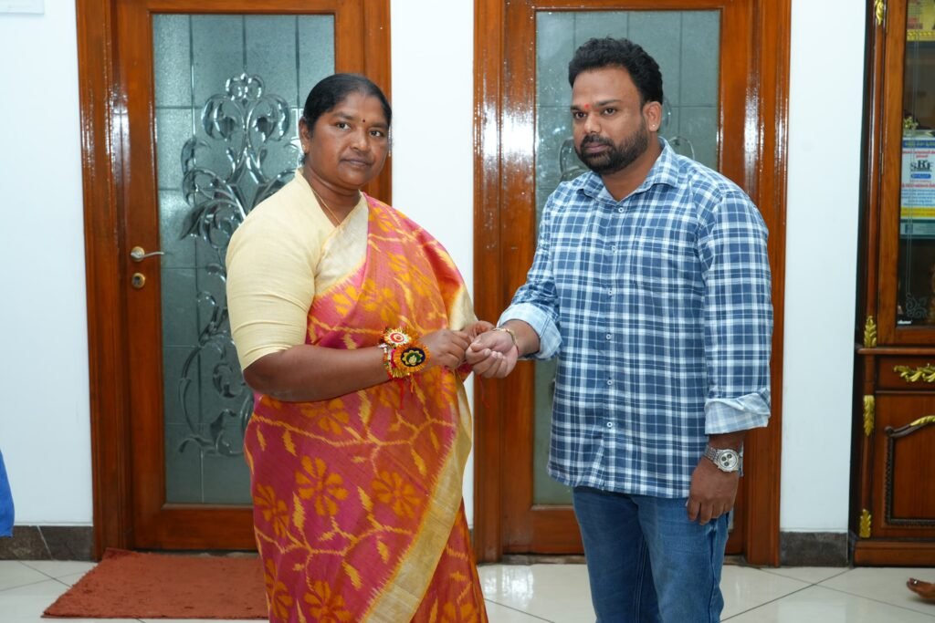 ప్రజా భవన్‌లో ఆత్మీయ రాఖీ వేడుక: మంత్రి సీతక్కకు తన ‘జీవిత చరిత్ర’ పుస్తకాన్ని కానుకగా ఇచ్చిన యువ రచయిత కడియాల సురేష్ కుమార్