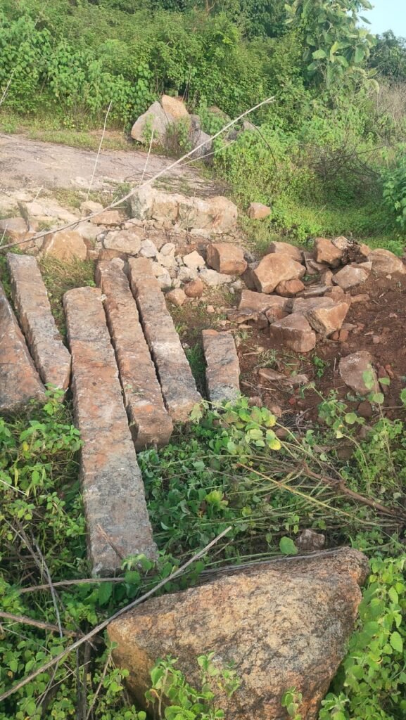 నల్లబెల్లి గ్రామంలో ప్రభుత్వ ఆస్తుల తరలింపు..