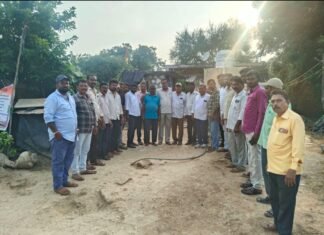 విద్యుత్ షాక్తో బాలిక మృతి: బాధిత కుటుంబానికి ఎమ్మెల్యే ఆర్థిక సాయం