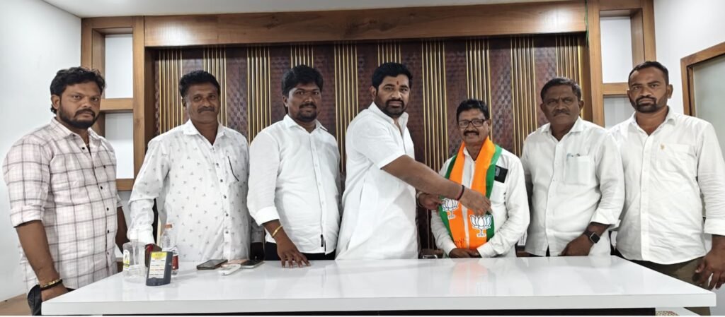 బీఆర్‌ఎస్‌కు షాక్: బీజేపీలో చేరిన క్లస్టర్ ఇంచార్జ్ మామిండ్ల మోహన్ రెడ్డి
