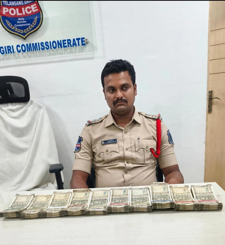 5 లక్షలు లంచం తీసుకుంటూ పట్టుబడ్డ పోలీసు అధికారులు